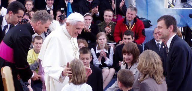 Papa Benedetto XVI e Family 2012.jpg